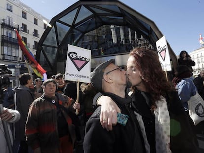 Carla Antonelli (à direita) é a única mulher transexual no Parlamento espanhol.