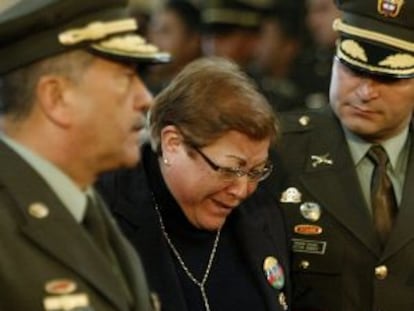 La madre del mayor Elkin Hernández, asesinado por las FARC, Magdalena Rivas, asiste a las honras fúnebres de su hijo.