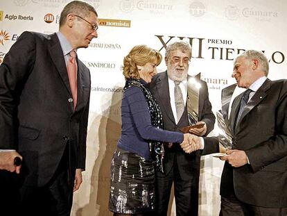 Gallardón y Aguirre con los ganadores de los Premios Tiépolo 2008