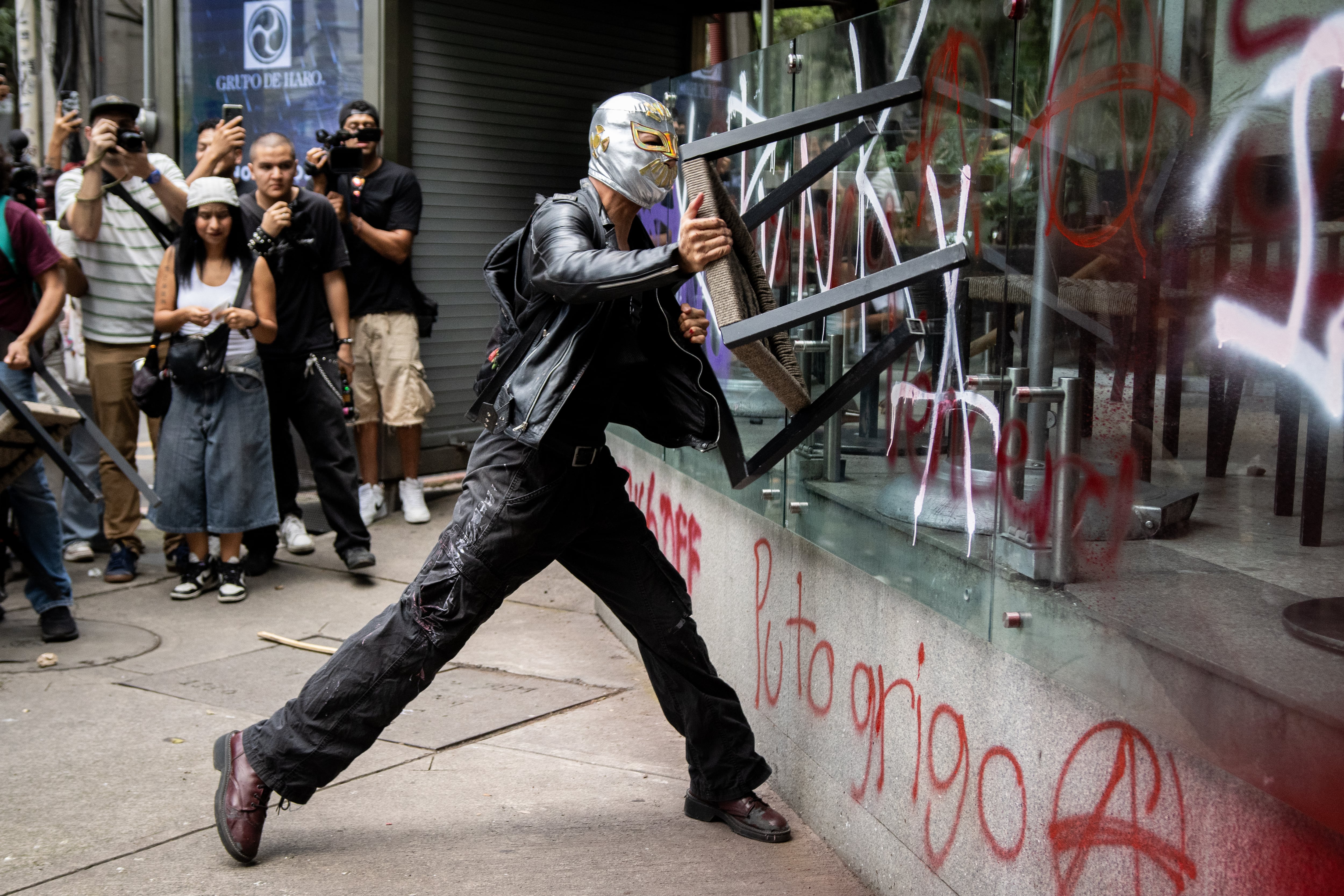 Un Starbucks vandalizado en una protesta contra la gentrificación, en México D.F., el 5 de julio de 2025.