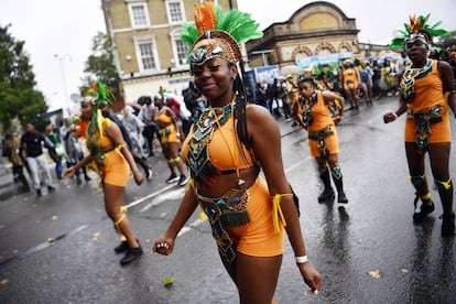 Intérpretes participan en el Carnaval de Notting Hill, en Londres.