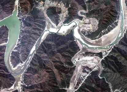 Fotografía de satélite suministrada por Korea Aerospace Research Institute (KARI), tomada el 22 de marzo de 2015, que muestra la sequía que afecta al río Soyang en Chuncheon, al noreste de Seúl (Corea del Sur).