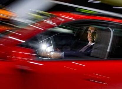 El presidente del consejo de Seat, Francisco Javier García Sanz, al volante del Exeo familiar, en el Salón del Automóvil de Barcelona.