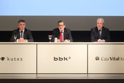Los tres presidentes de las tres cajas vascas Xabier Iturbe (Kutxa), a la izquierda, Mario Fernández (BBK) y Carlos Zapatero (Caja Vital), el pasado viernes.