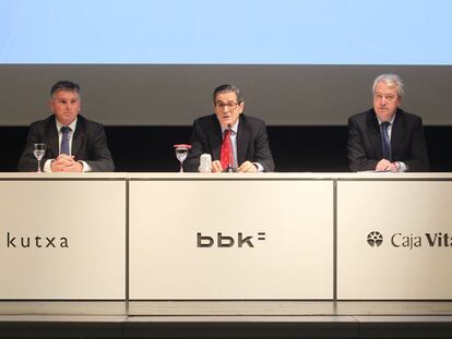 Los tres presidentes de las tres cajas vascas Xabier Iturbe (Kutxa), a la izquierda, Mario Fernández (BBK) y Carlos Zapatero (Caja Vital), el pasado viernes.