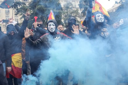 Un grupo de manifestantes que pertenecen a la policía y la Guardia Civil con máscaras del movimiento Anonymus frente a la sede del Congreso, en Madrid.