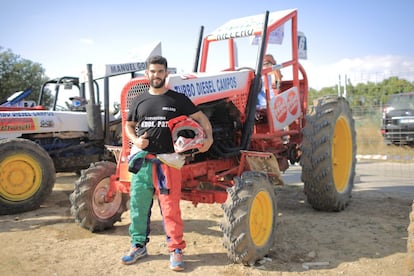 Antonio Jesús Gómez Melero, "Mele" para los amigos, lleva cuatro años participando en la carrera de tractores. Sin embargo, algunos de los competidores tienen más de 15 años de experiencia en carreras.
