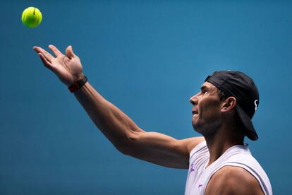 Nadal sirve durante un entrenamiento en Melbourne.