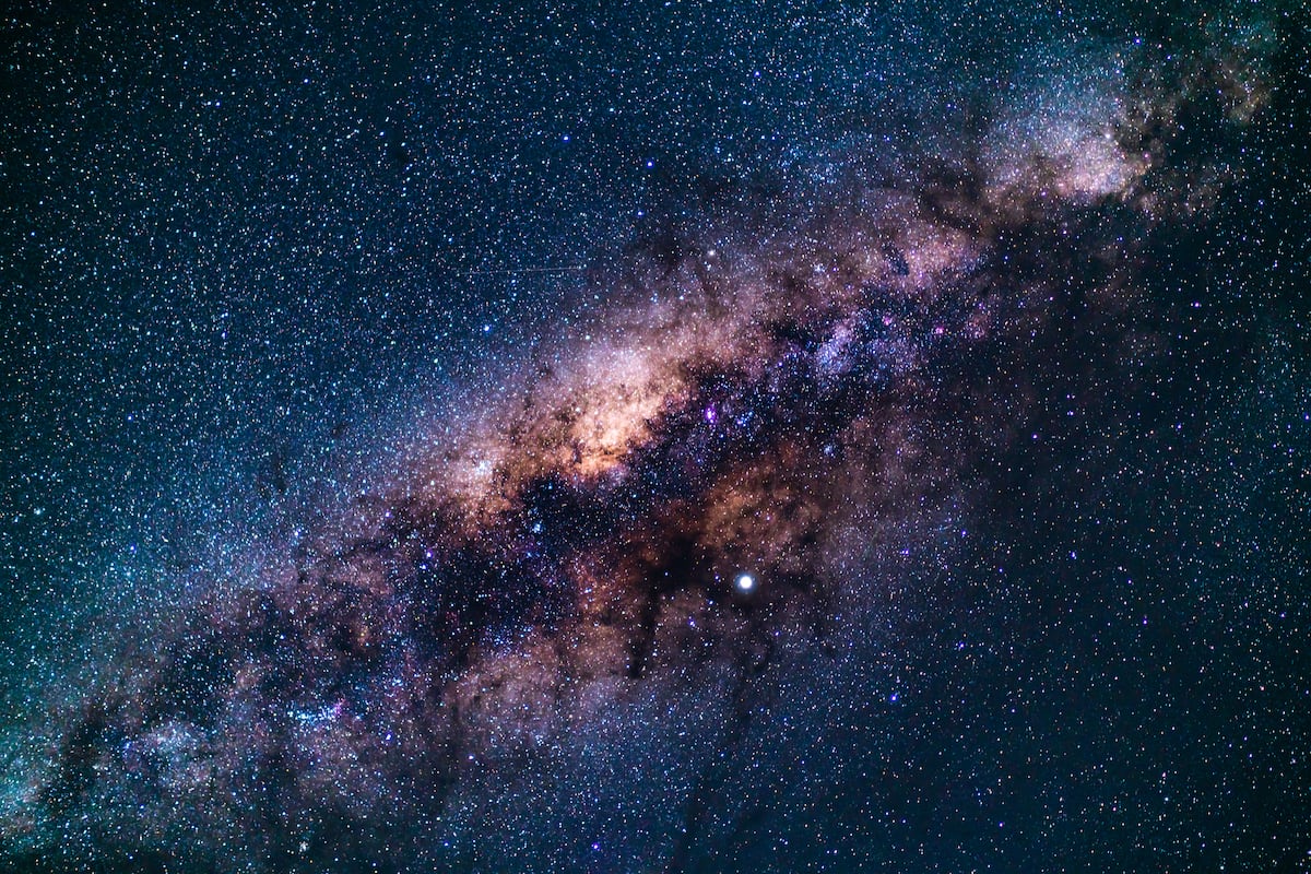 La complejidad del cosmos: ¿somos el centro de un universo fragmentado?