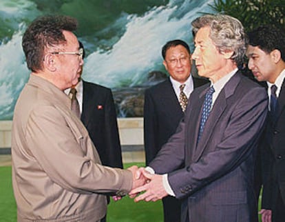 El primer ministro japonés, Junichiro Koizumi (derecha) saluda al presidente norcoreano, Kim Jong-il. PLANO MEDIO - ESCENA
