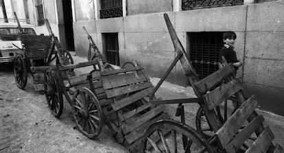 Carros destartalados en una calle del barrio de Malasaña, Madrid. En 1978, centraba la preocupación sobre el deterioro del orden público. En el barrio, céntrico y bien comunicado, comenzaba la coexistencia de dos tipos de habitantes diferenciados en dos horarios. Hasta las 10 de la noche, la de los patios de vecindad y casas de renta antigua, tabernas centenarias y talleres familiares. Después, los bares de copas, peleas y tráfico de drogas. Hoy se considera unos de los barrios más 'underground' de la ciudad y se habla de gentrificación.