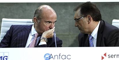  El ministro de Economía, Industria y Competitividad, Luis de Guindos, conversa con el presidente de ANFAC, Antonio Cobo .