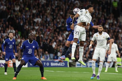 Rodrygo intenta rematar de cabeza durante el partido de Champions League entre el Real Madrid y el Chelsea, este miércoles.