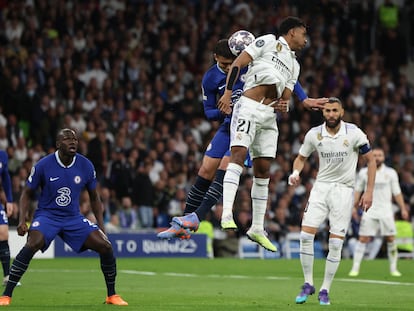 Rodrygo intenta rematar de cabeza durante el partido de Champions League entre el Real Madrid y el Chelsea, este miércoles.