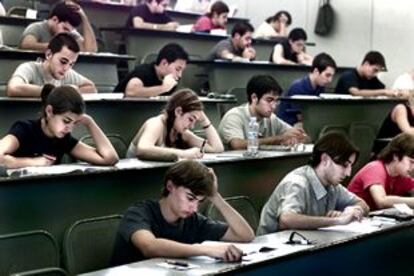 Un grupo de estudiantes, ayer ante su primer examen para acceder a la Universidad.