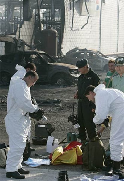 Efectivos de la Guardia Civil en la nave de la empresa Brenntag.