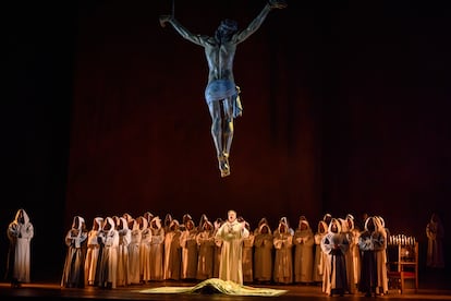 Vista general del final del segundo acto de ‘La forza del destino’, con el bajo John Relyea en el centro, el pasado 9 de noviembre en el Liceu de Barcelona.