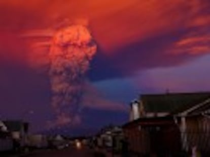 Las autoridades ordenan la evacuación de 4.000 personas de localidades cercanas al volcán Calbuco en la región de Los Lagos