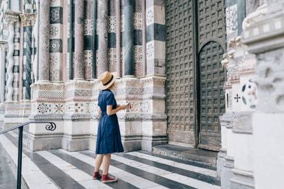 Una turista en el pórtico de la catedral de San Lorenzo, en Génova, consagrada en el siglo XII.