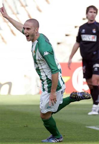 El delantero del Betis, Daniel Martín, <i>Dani</i>, celebra el primer gol que ha marcado para su equipo.