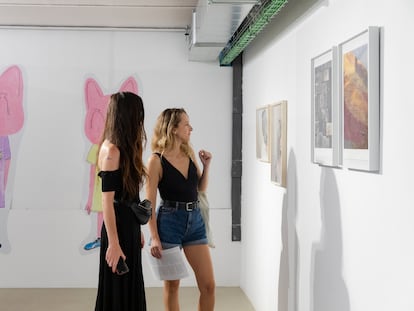 Dos visitantes, en la edición de Barcelona Gallery Weekend de 2022.