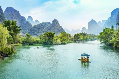 Cuenta la leyenda que la silueta de un dragón enamorado de la verde región de Guangxi, al sur de China, formó el paisaje de cumbres redondeadas que atraviesa el río Lijiang entre Guilin y Yangshuo. Una ruta fluvial de 83 kilómetros recorre paisajes de postal, como el sistema de montañas que rodean la localidad de Xing Ping (motivo de los billetes de 20 yuanes). <a href="http://www.turismochina.org/web/" target="_blank">turismochina.org</a>