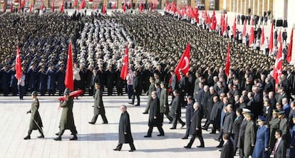 El presidente de Turquía, Recep Tayyip Erdogan; el primer ministro, Ahmet Davutoglu, y el jefe de la oposición, Kemal Kiliçdaroglu, en la ceremonia de conmemoración del fundador de la República, Mustafa Kemal Atatürk, en el 77º aniversario de su muerte.