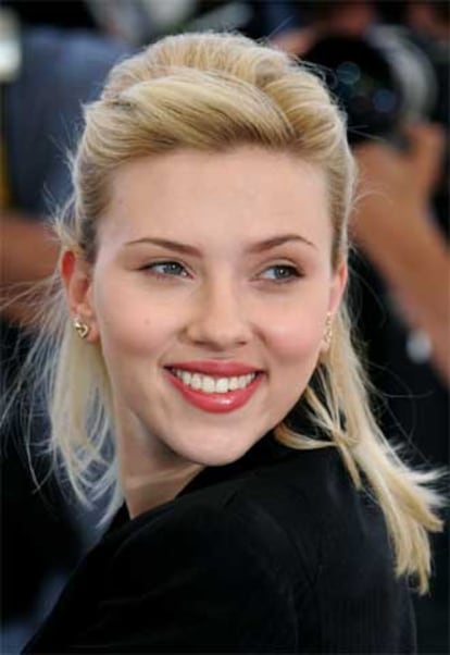 El Santiago Bernabéu se llenará hasta la bandera para ver el 'clásico' del fútbol español entre el Real Madrid y el Barcelona. Entre los espectadores se encontrará una actriz de lujo, Scarlett Johansson, cuyo nombre aparece en la actualidad en la cartelera española como protagonista de 'La dalia negra', filme dirigido por Brian de Palma. Pero Scarlett prefiere en esta ocasión el fútbol al cine. Esperemos que tenga suerte y vea un partido de película.