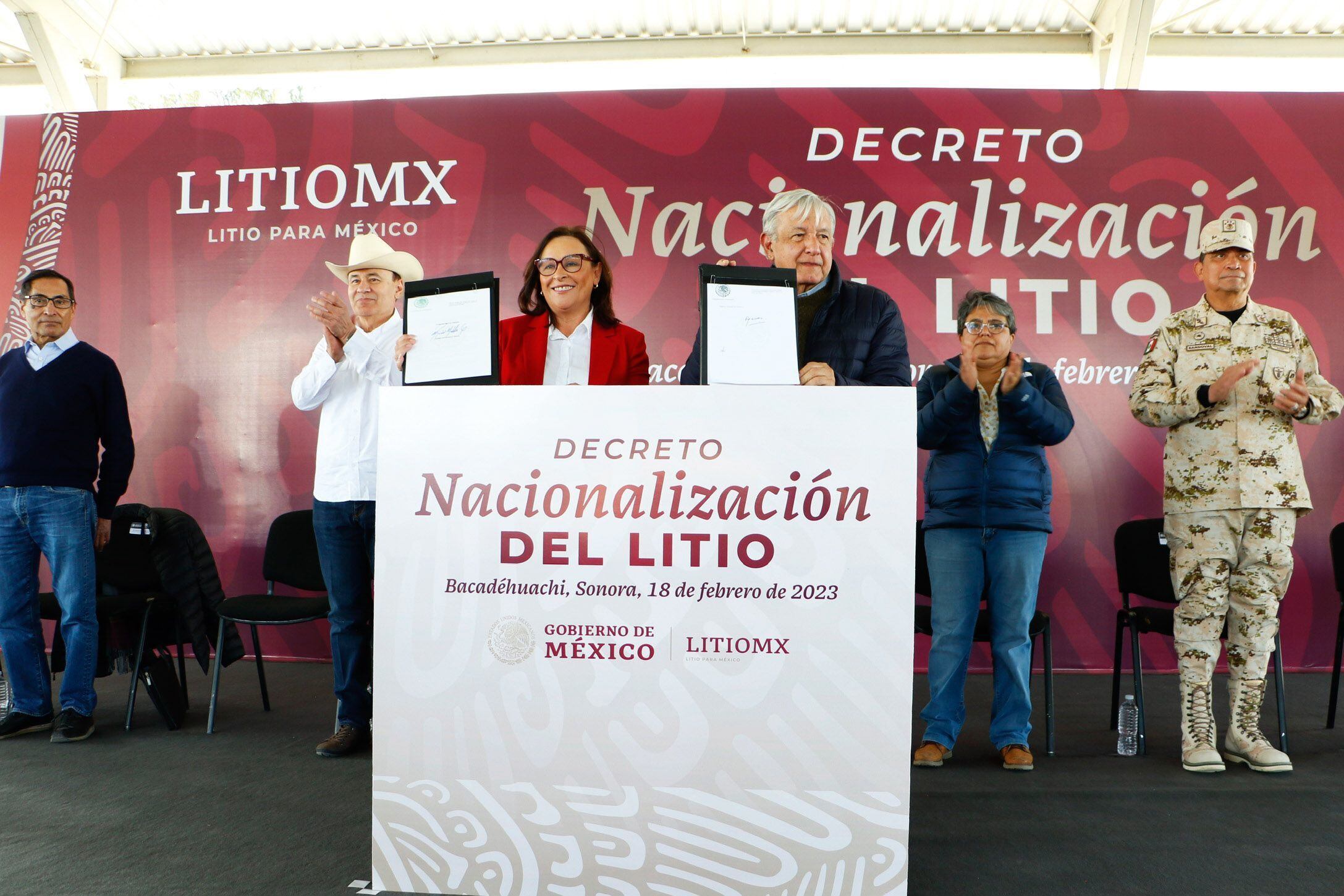 Alfonso Durazo, Rocío Nahle, Andrés Manuel López Obrador, Raquel Buenrostro y Luis Cresencio Sandoval durante la firma del Decreto sobre nacionalización del litio en Bacadéhuachi, Sonora.