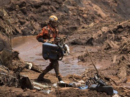 Bombeiro atua em Brumadinho.