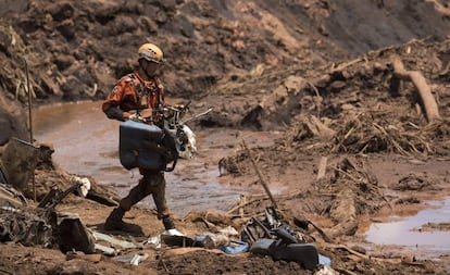 Bombeiro atua em Brumadinho.