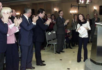 Teresa Jiménez Becerril (dcha.), en un acto de homenaje a su hermano y su cuñada en Sevilla en 2004.