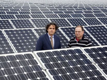 Miguel &Aacute;ngel Mart&iacute;nez-Aroca (izquierda) y Pedro Carri&oacute;n en su huerto solar de Jumilla (Murcia). 