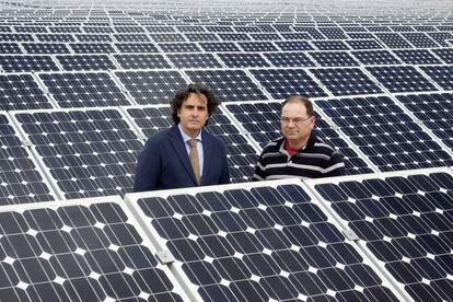 Miguel &Aacute;ngel Mart&iacute;nez-Aroca (izquierda) y Pedro Carri&oacute;n en su huerto solar de Jumilla (Murcia). 