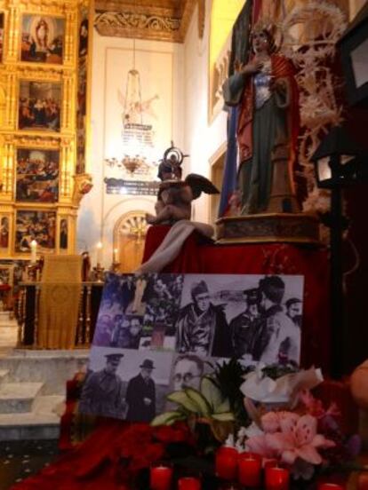 Decoración de la iglesia de La Font de la Figuera para la misa en homenaje al general republicano Vicente Rojo.
