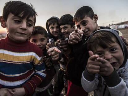 Ni&ntilde;os yazid&iacute;es juegan con pistolas simuladas en el campo de refugiados de Essian.