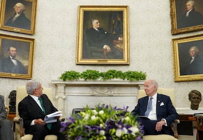 A las 11.30 de este martes, el presidente de México, Andrés Manuel López Obrador, se ha reunido con el mandatario estadounidense, Joe Biden, en la Oficina Oval de la Casa Blanca. En la imagen, López Obrador observa un retrato del expresidente Franklin D. Roosevelt durante el encuentro con Biden.