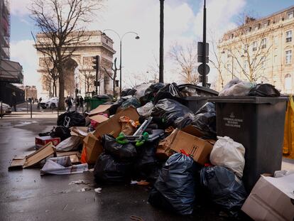 Cubos de basura por vaciar, este martes en París. El servicio de recogida está de huelga en protesta por la reforma de las pensiones.