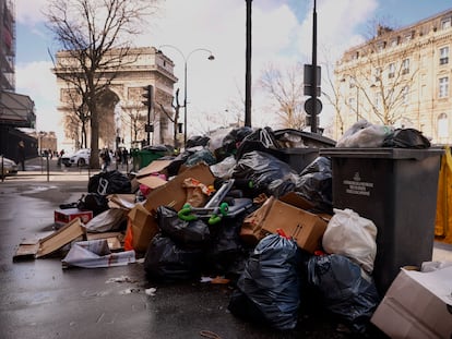 Cubos de basura por vaciar, este martes en París. El servicio de recogida está de huelga en protesta por la reforma de las pensiones.