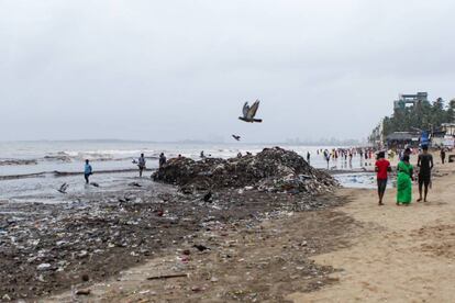 Restos acumulados en la playa de Juhu, en el centro de Bombay; la capital financiera de India.