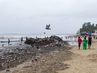 Restos acumulados en la playa de Juhu, en el centro de Bombay; la capital financiera de India.