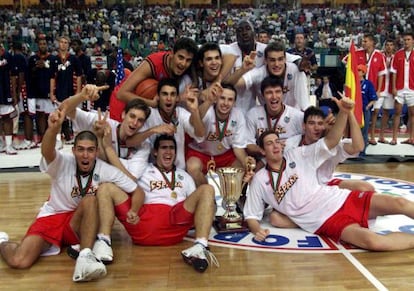 Los campeones del Mundo junior en 1999. Detr&aacute;s y de izquierda a derecha: Germ&aacute;n Gabriel, Felipe Reyes, Souleymane Drame y F&eacute;lix Herr&aacute;ez; en medio: Pau Gasol, Juan Carlos Navarro, Ra&uacute;l L&oacute;pez, Julio Gonz&aacute;lez y Cesc Cabeza; y tumbados: Berni Rodr&iacute;guez, Carlos Cabezas y Antonio Bueno.