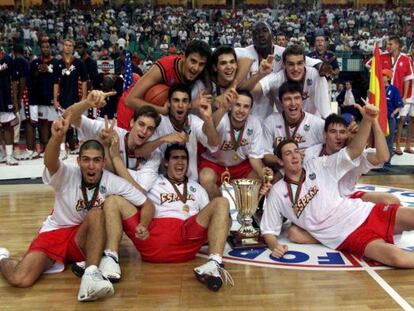 Los campeones del Mundo junior en 1999. Detr&aacute;s y de izquierda a derecha: Germ&aacute;n Gabriel, Felipe Reyes, Souleymane Drame y F&eacute;lix Herr&aacute;ez; en medio: Pau Gasol, Juan Carlos Navarro, Ra&uacute;l L&oacute;pez, Julio Gonz&aacute;lez y Cesc Cabeza; y tumbados: Berni Rodr&iacute;guez, Carlos Cabezas y Antonio Bueno.