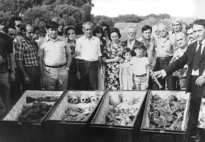 Familiares de 29 fusilados de Cervera del Río Alhama (La Rioja) en 1978. <a href:"/politica/2012/03/23/album/1332505236_967319.html#1332505236_967319_1332507488"target=blank><b>Vea la fotogalería</b></a>