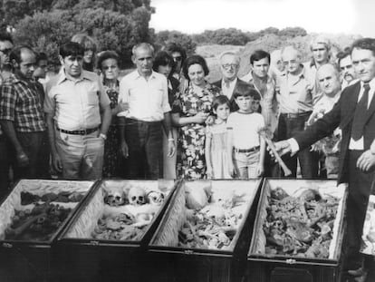 Familiares de 29 fusilados de Cervera del Río Alhama (La Rioja) en 1978. <a href:"/politica/2012/03/23/album/1332505236_967319.html#1332505236_967319_1332507488"target=blank><b>Vea la fotogalería</b></a>