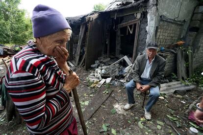 Dos ancianos contemplan lo que queda de su casa tras ser destruida durante un bombardeo entre las fuerzas ucranianas y los separatistas prorrusos en la ciudad ucraniana de Donetsk. La Unión Europea dio luz verde a un aumento de 18 millones de euros a los fondos de la misión especial vigilancia en Ucrania de la Organización para la Seguridad y la Cooperación en Europa.