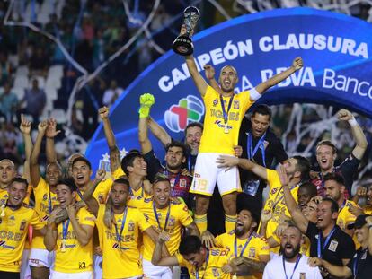 Los jugadores de Tigres levantan el trofeo. 