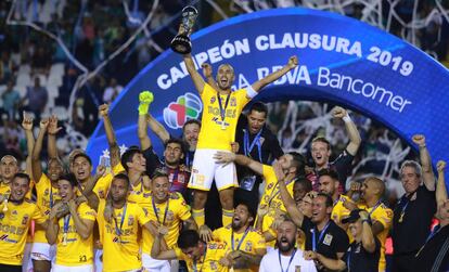 Los jugadores de Tigres levantan el trofeo. 