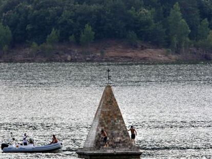 El pantano de Sau, casi lleno como marca el campanario de la iglesia inundada, en una imagen de 2008.