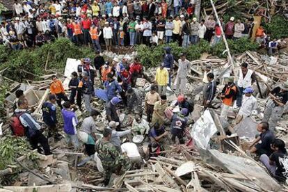 Equipos de rescate buscan a los atrapados bajo la montaña de basura que sepultó una aldea en Indonesia.